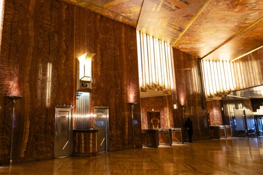 Zabytkowy hol wieżowca Chrysler Building.