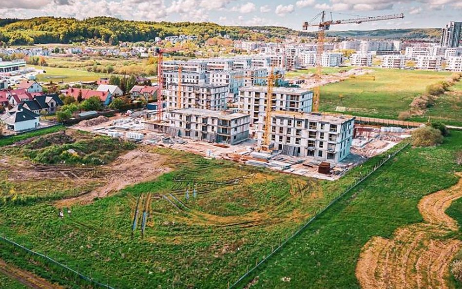 Deweloperzy potrzebują kapitału na zakup gruntów, a banki niechętnie chcą na to pożyczać. Stąd popul