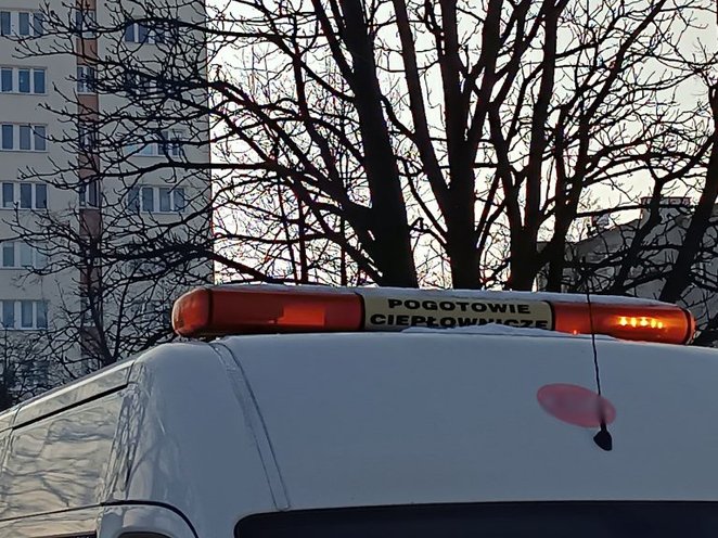 Ekipy techniczne likwidujące awarię musiały wygrodzić całą szerokość jezdni ulicy Srebrnej