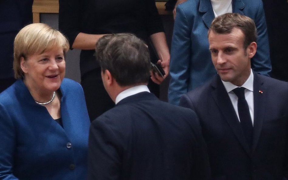 Kanclerz Niemiec Angela Merkel, premier Luksemburga Xavier Bettel (tyłem) i prezydent Francji Emmanu