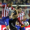 Frank Lampard (w środku)skończył mecz z żółtą kartką i nie zagra w rewanżu