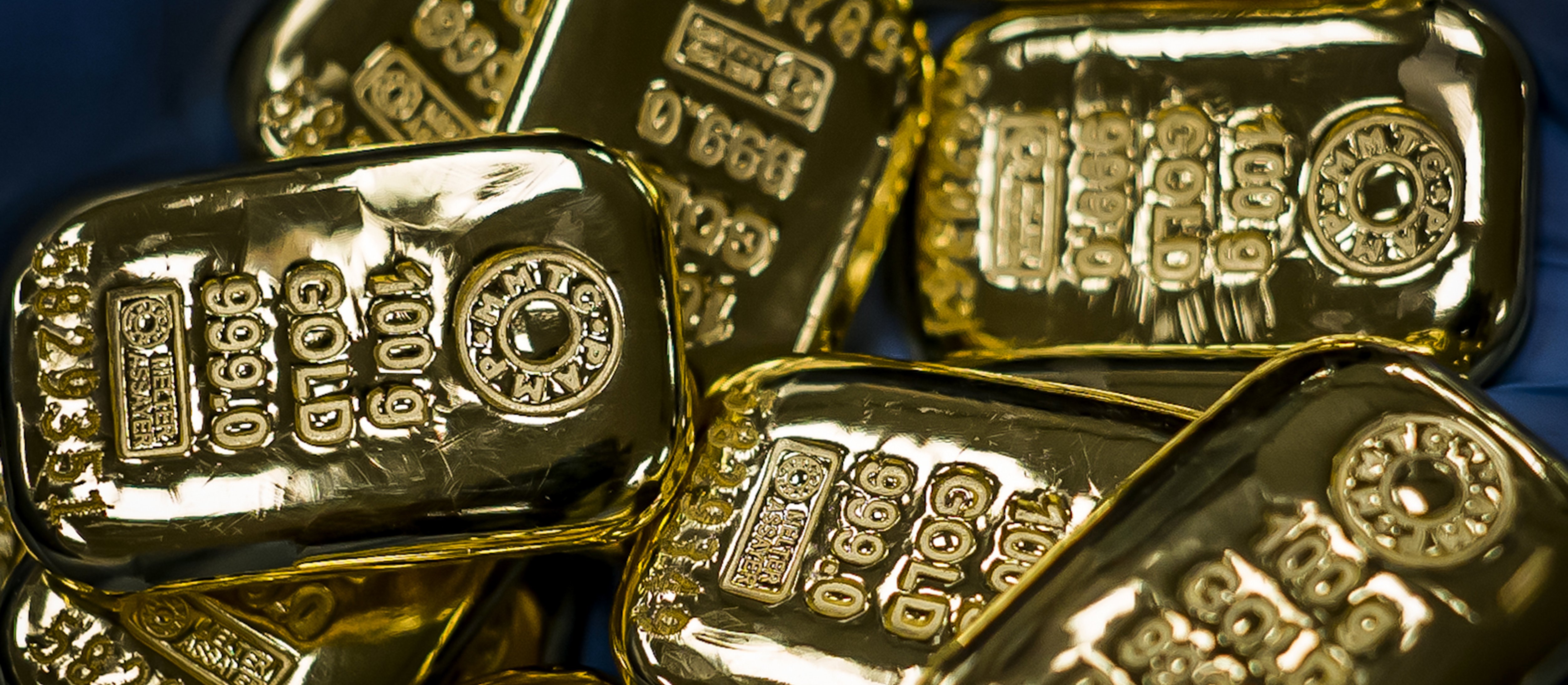 Ceny złota i srebra spadają. Rynek czeka na decyzję USA o cłach