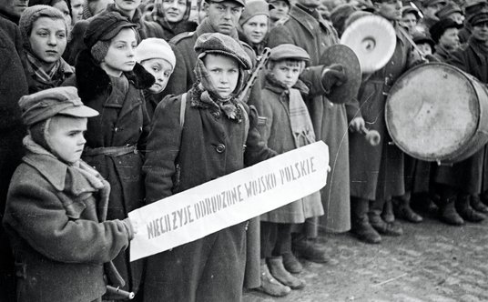 Nieliczni mieszkańcy stolicy przyglądają się defiladzie 1. Armii Wojska Polskiego, 19 stycznia 1945 