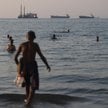 Statki towarowe i handlowe stoją na kotwicy w Cieśninie Ormuz u wybrzeży Bandar Abbas