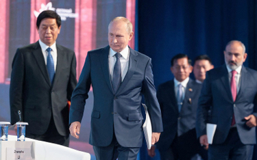 Prezydent Rosji we Władywostoku w towarzystwie gości z Chin, Mjanmy, Mongolii i Armenii