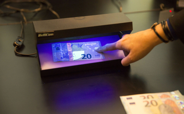 EBC zachęca obywateli do starannego oglądania wątpliwych banknotów
