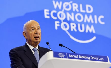 Klaus Schwab założył Światowe Forum Ekonomiczne w 1971 r. Kierował nim nieprzerwanie aż do tegoroczn