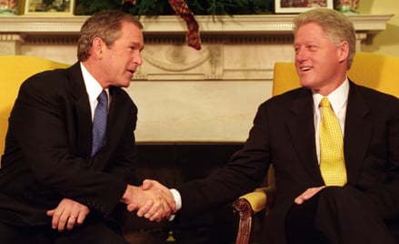 19 grudnia 2000 r. prezydent Bill Clinton (1. z prawej) i prezydent elekt George W. Bush spotkali si