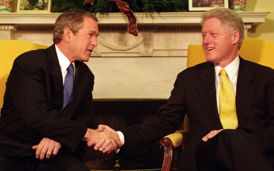 19 grudnia 2000 r. prezydent Bill Clinton (1. z prawej) i prezydent elekt George W. Bush spotkali si