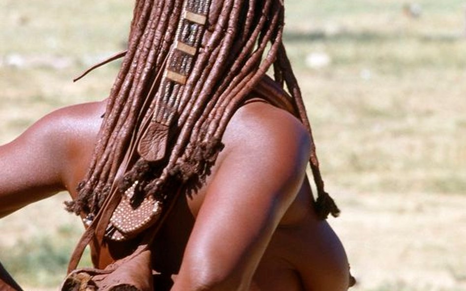 Tylko nieliczni zdecydowali się wybrać współczesny świat osiadając w 6 tysięcznym miasteczku Opuwo, 