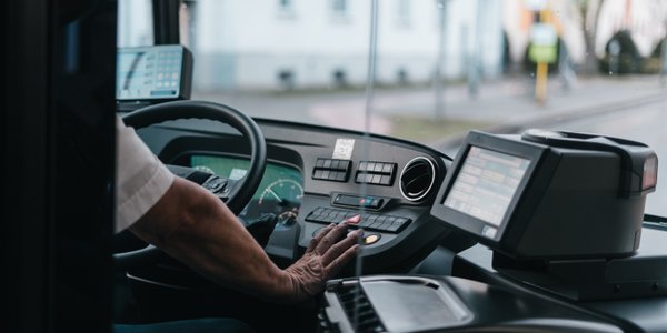 Jeśli dyspozytor siadał czasem za kierownicę autobusu, może mieć prawo do emerytury pomostowej