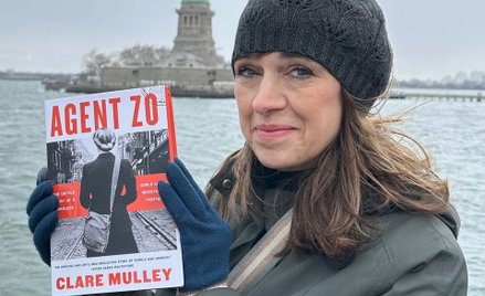 Clare Mulley z anglojęzyczną wersją swojej książki o dokonaniach Elżbiety „Zo” Zawackiej