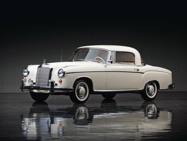 Mercedes 220 S Coupé w śnieżnej bieli prezentuje się olśniewająco.