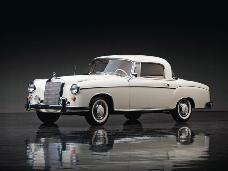 Mercedes 220 S Coupé w śnieżnej bieli prezentuje się olśniewająco.