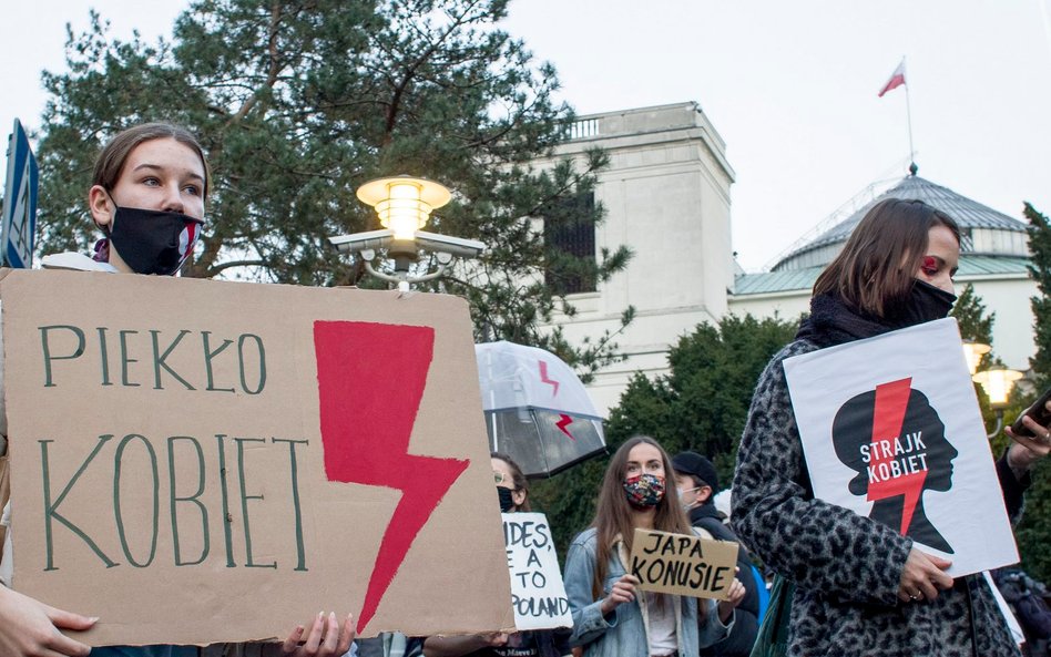 Kamila Ferenc: Pozwólmy protestom wybrzmieć, nie czas na pytania