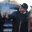 Rasmun Paludan spalił egzemplarz Koranu w czasie demonstracji pod ambasadą Turcji w Szwecji