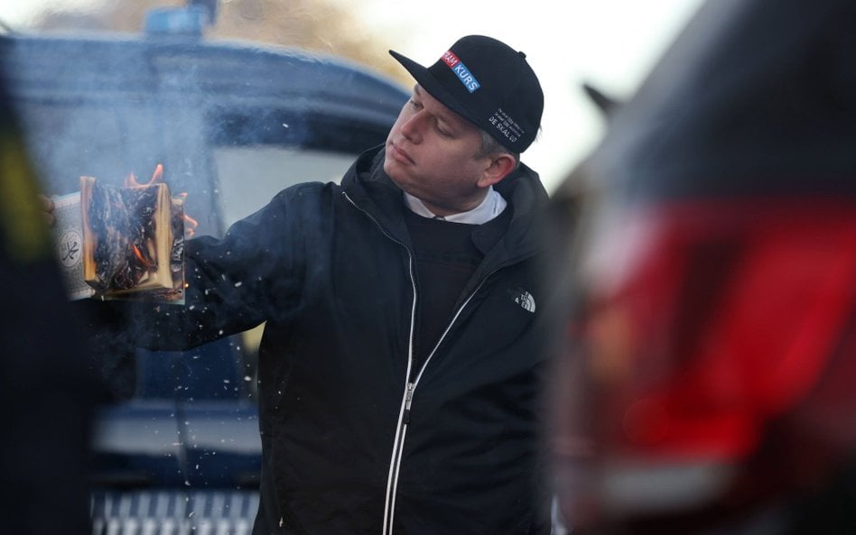 Rasmun Paludan spalił egzemplarz Koranu w czasie demonstracji pod ambasadą Turcji w Szwecji