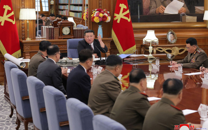 Kim Dzong Un w czasie posiedzenia Centralnej Komisji Wojskowej