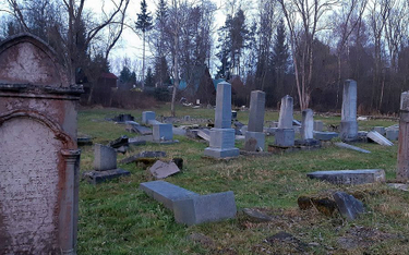 Słowacja: Przy granicy z Polską zdewastowano żydowski cmentarz