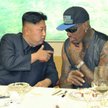 Kim Dzong Un i Dennis Rodman „rozmawiają o sporcie i pokoju”. Według oficjalnych źródeł północnokore