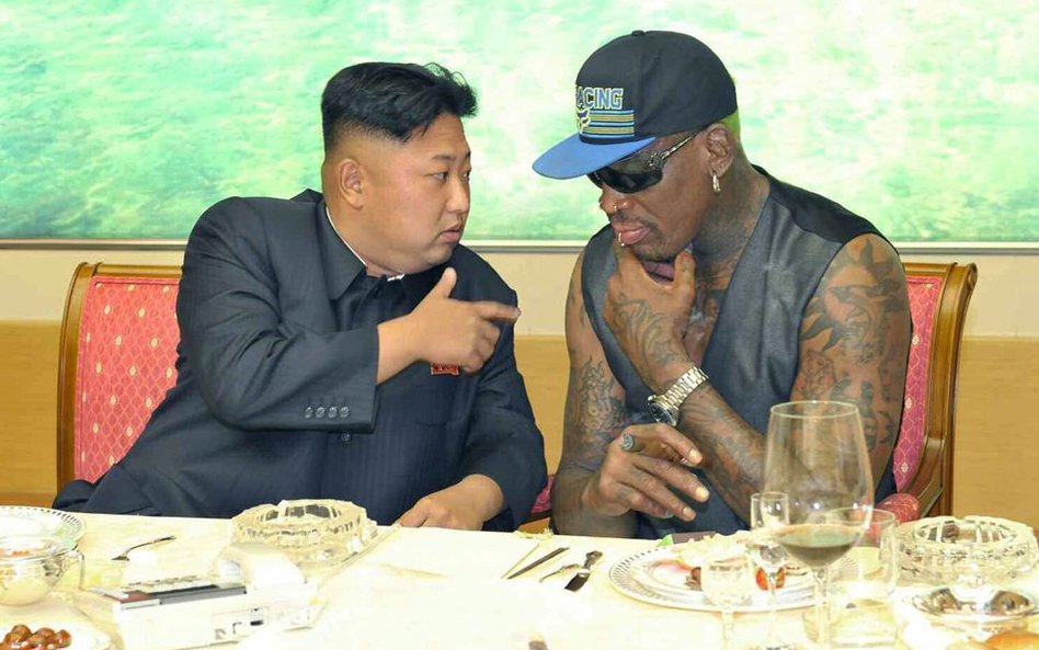 Kim Dzong Un i Dennis Rodman „rozmawiają o sporcie i pokoju”. Według oficjalnych źródeł północnokore