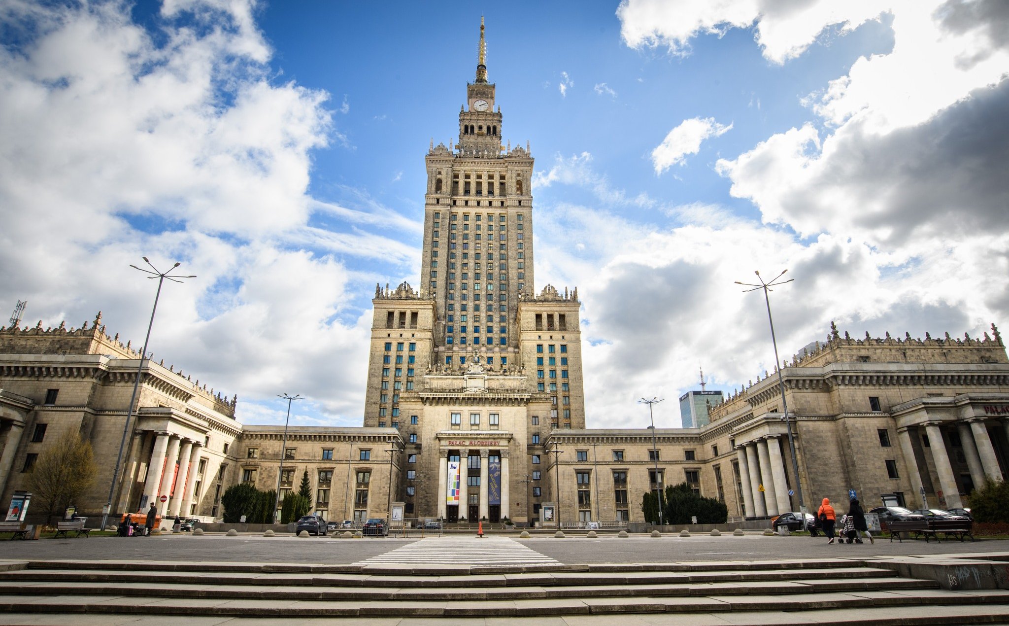 Zamurowani robotnicy i tajna stacja kolejowa? Pałac Kultury i Nauki świętuje 70. urodziny