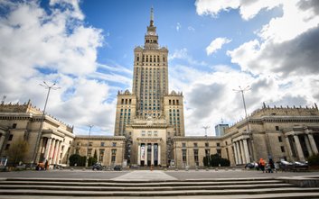 Szara i brudna elewacja Pałacu Kultury niegdyś zachwycała swoją bielą