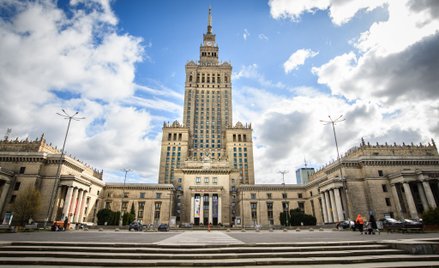 Szara i brudna elewacja Pałacu Kultury niegdyś zachwycała swoją bielą