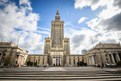 Szara i brudna elewacja Pałacu Kultury niegdyś zachwycała swoją bielą