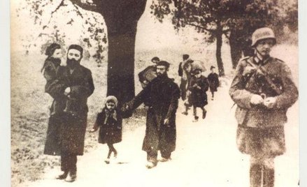 Żydzi konwojowani przez niemieckiego żołnierza
