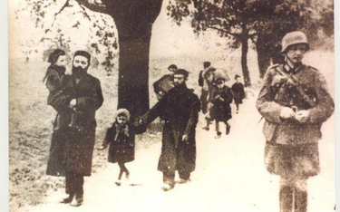 Żydzi konwojowani przez niemieckiego żołnierza