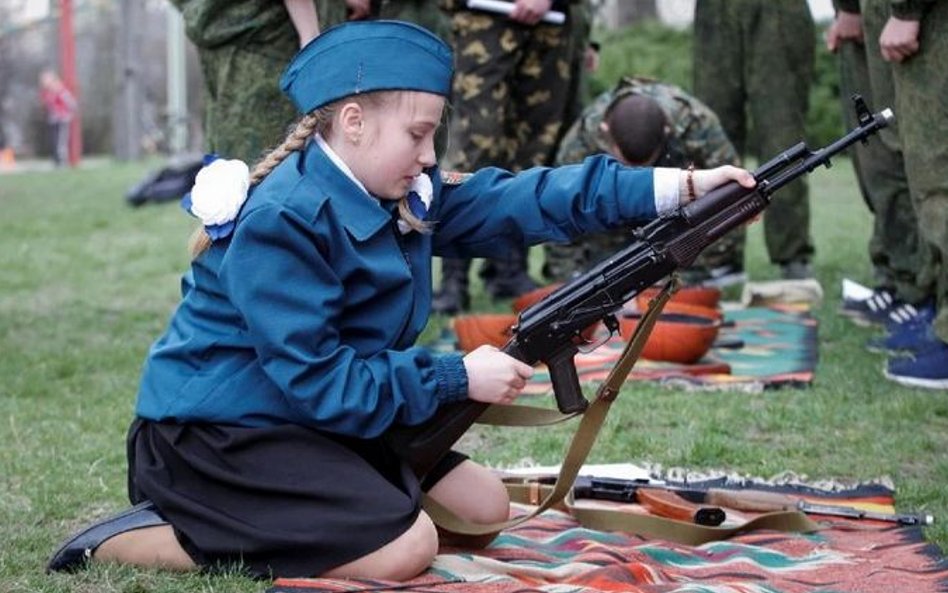 Uczennica w czasie przeszkolenia wojskowego