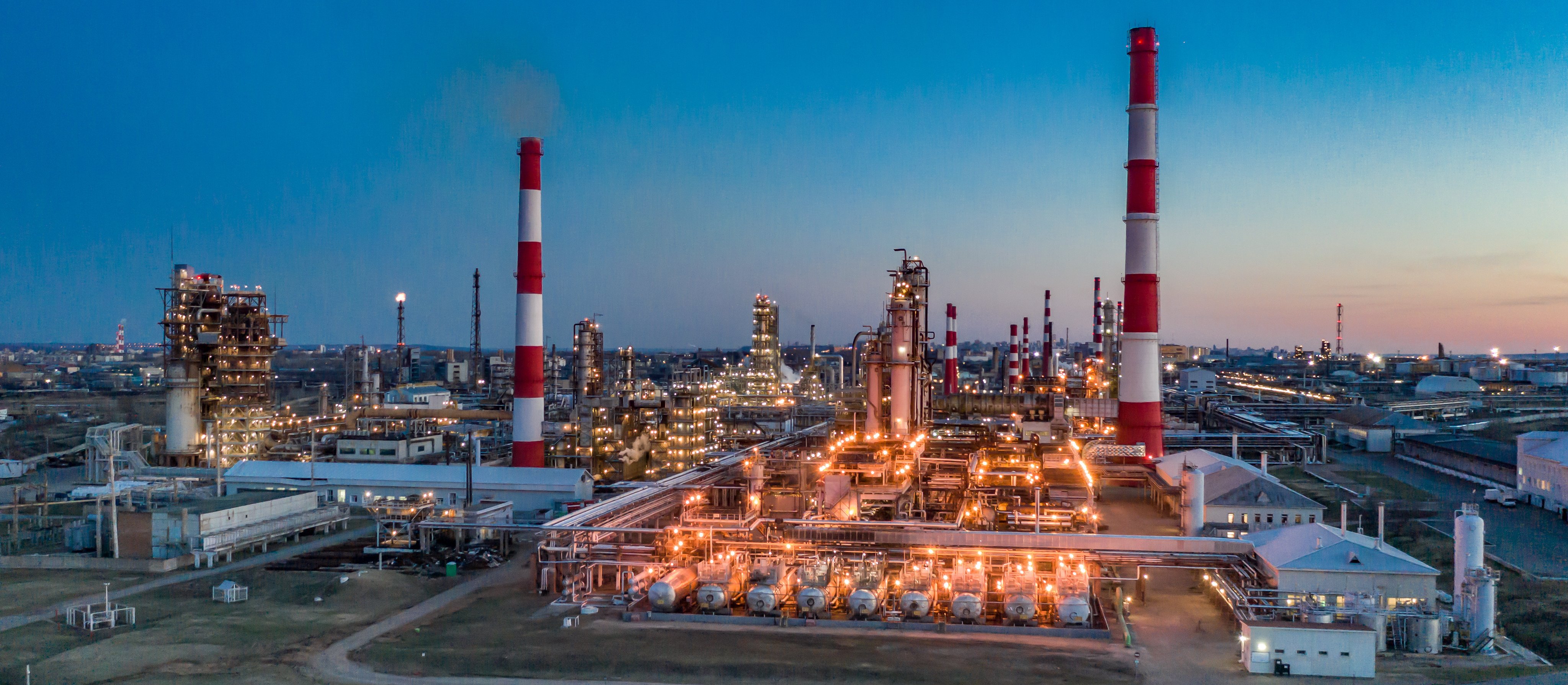 Ukraińskie drony uderzyły w rafinerię leżącą 1340 km od Ukrainy. Potężny pożar