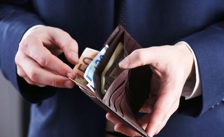 Samowolna wypłata zaliczki przez pracownika karana dyscyplinarką