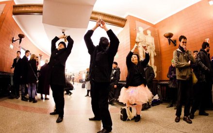 Perfromans grupy Black Market International (Jürgen Fritz, Myriam Laplante, Wen Lee, Alastir MacLenn