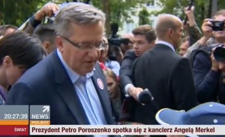 Suflerka pomaga Komorowskiemu rozmawiać z niepełnosprawną