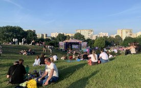 Zbocze na Kopie Cwila wypełnione publicznością na zeszłorocznych Dniach Ursynowa