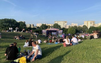 Zbocze na Kopie Cwila wypełnione publicznością na zeszłorocznych Dniach Ursynowa