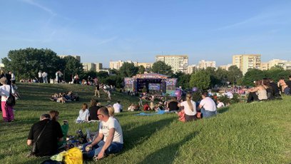 Zbocze na Kopie Cwila wypełnione publicznością na zeszłorocznych Dniach Ursynowa