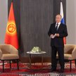 Prezydent Rosji Władimir Putin oczekujący na przybycie prezydenta Kirgistan Sadyra Dżaparowa