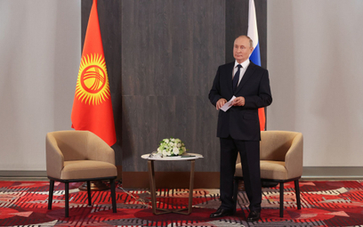 Prezydent Rosji Władimir Putin oczekujący na przybycie prezydenta Kirgistan Sadyra Dżaparowa