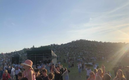 Zachód słońca nad Kopą Cwila. Setki ludzi zgromadziły się na zboczu, by z tej perspektywy podziwiać 