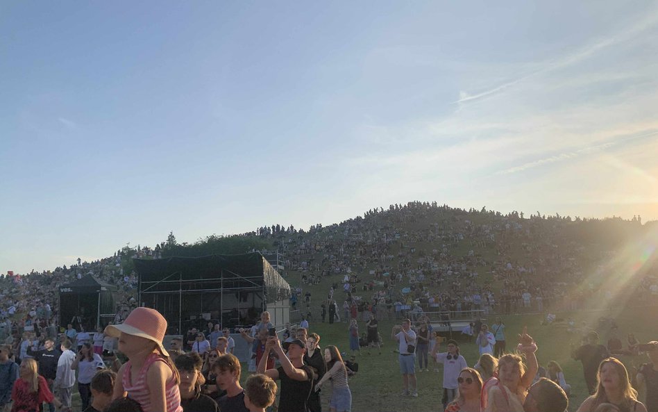 Zachód słońca nad Kopą Cwila. Setki ludzi zgromadziły się na zboczu, by z tej perspektywy podziwiać 