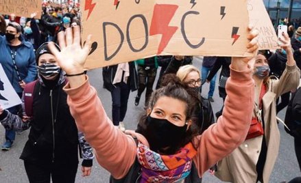 Organizatorki strajku kobiet zapowiadają walkę z zarabianiem na symbolice protestów