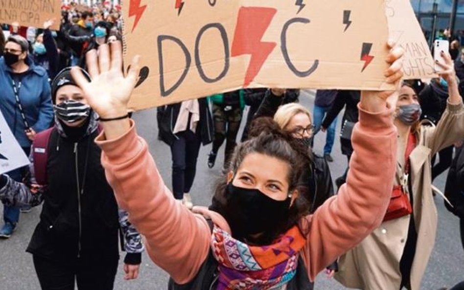 Organizatorki strajku kobiet zapowiadają walkę z zarabianiem na symbolice protestów