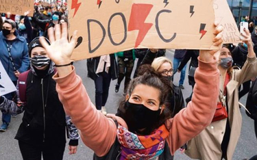 Organizatorki strajku kobiet zapowiadają walkę z zarabianiem na symbolice protestów