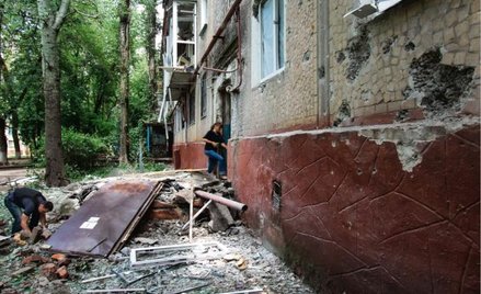Dotychczasowa egzystencja mieszkańców Donbasu dosłownie legła w gruzach. Na zdjęciu budynek mieszkal