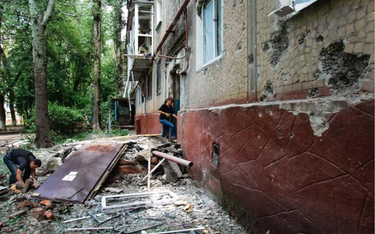 Dotychczasowa egzystencja mieszkańców Donbasu dosłownie legła w gruzach. Na zdjęciu budynek mieszkal