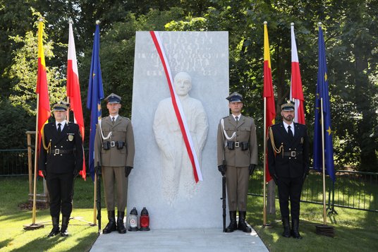 2 sierpnia 2020 r. w Warszawie został uroczyście odsłonięty pomnik powstańca warszawskiego, cichocie