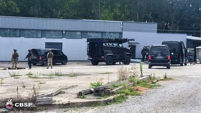 Służby ujawniły w pełni wyposażoną, nielegalną wytwórnię wyrobów tytoniowych, która działała na tere